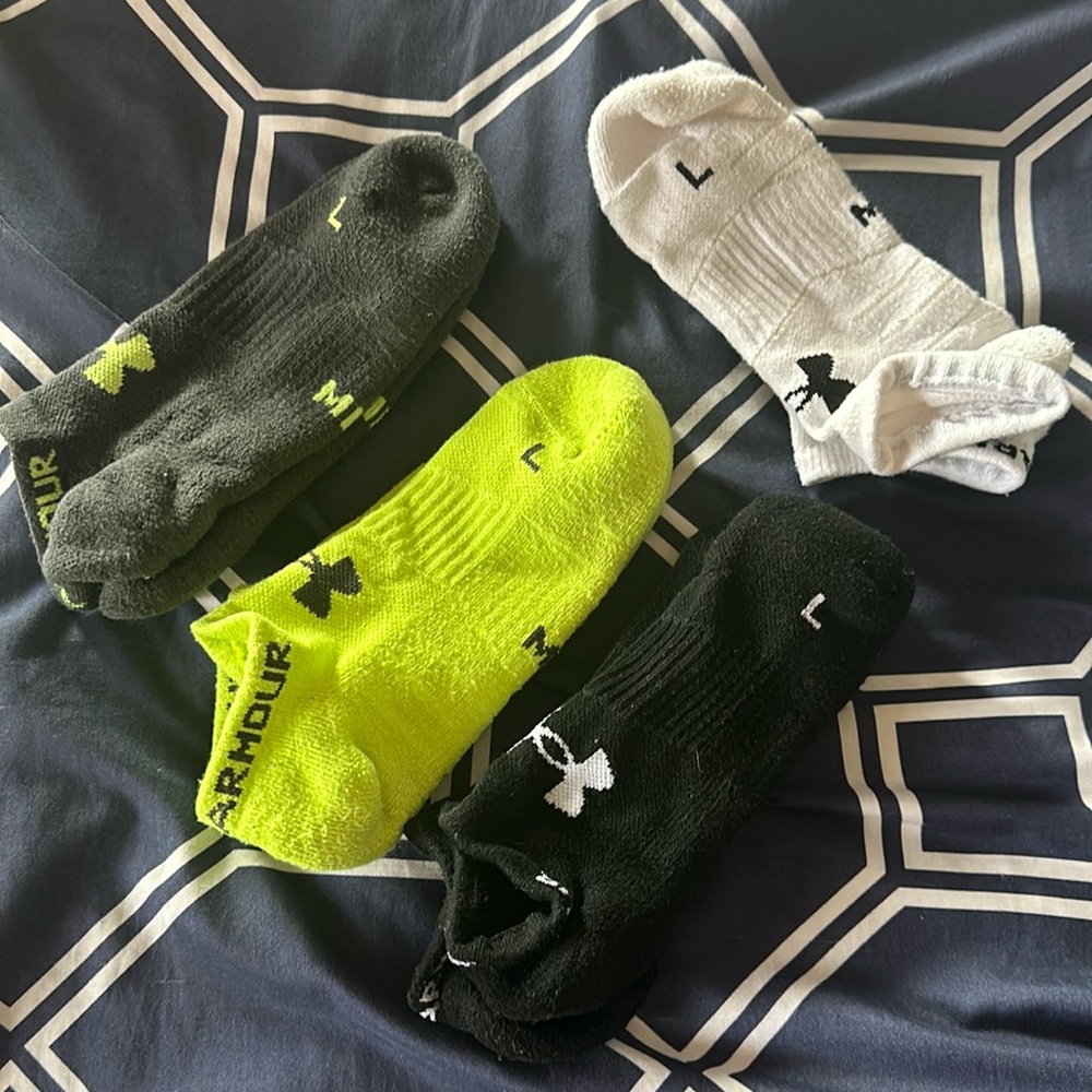 4 Pairs Under Armour Women’s Medium No Show Socks in Black, Gray, Yellow & White